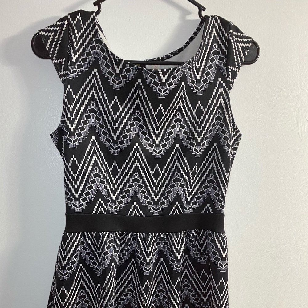 Xhilaration Woman’s Dress Black and White
